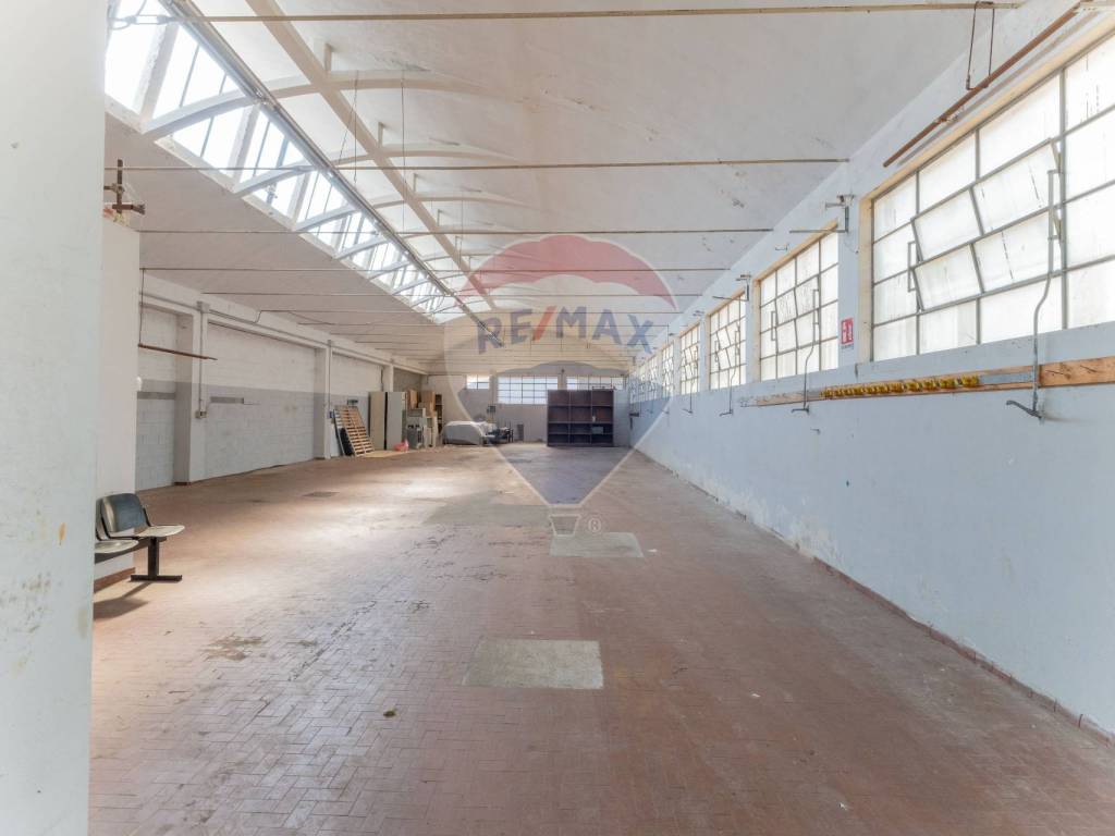 locale commerciale in vendita a Lonate Pozzolo