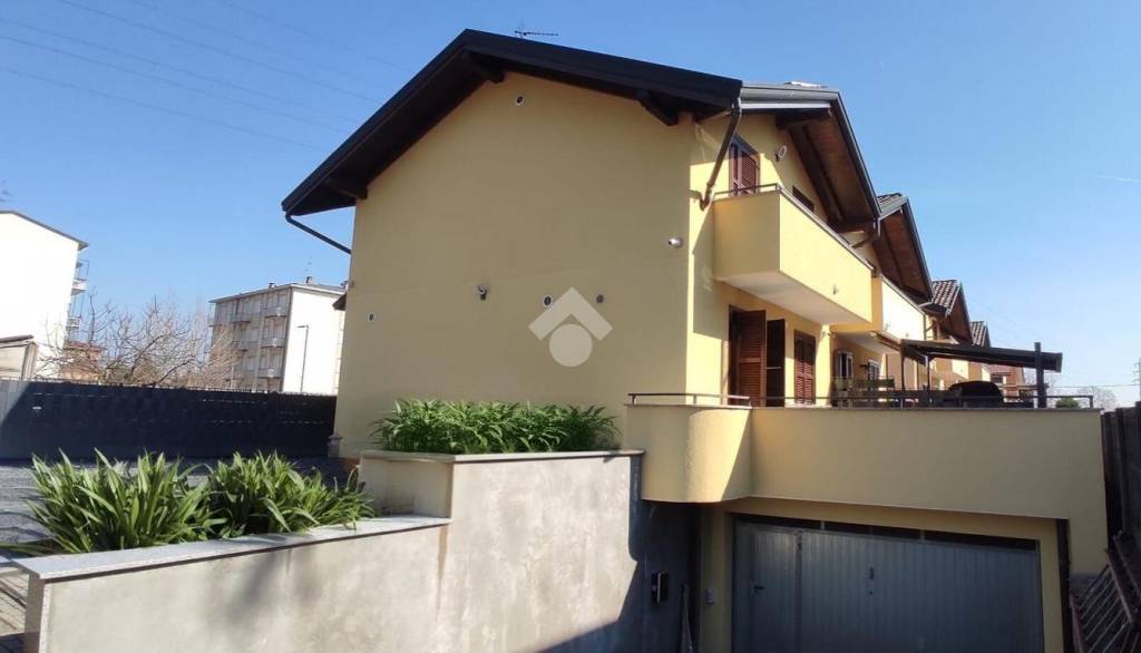 casa indipendente in vendita a Lonate Pozzolo