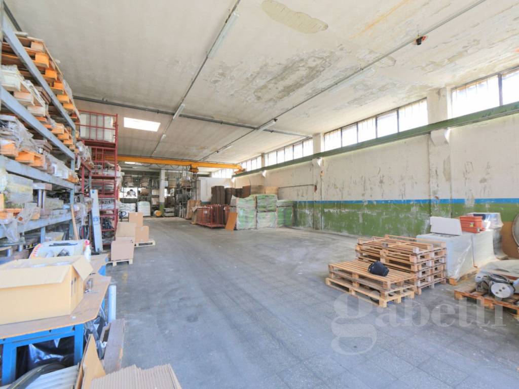 locale commerciale in vendita a Lonate Pozzolo