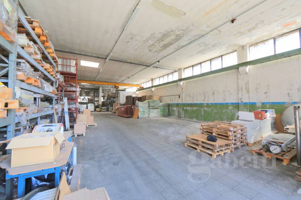 locale di sgombero in vendita a Lonate Pozzolo