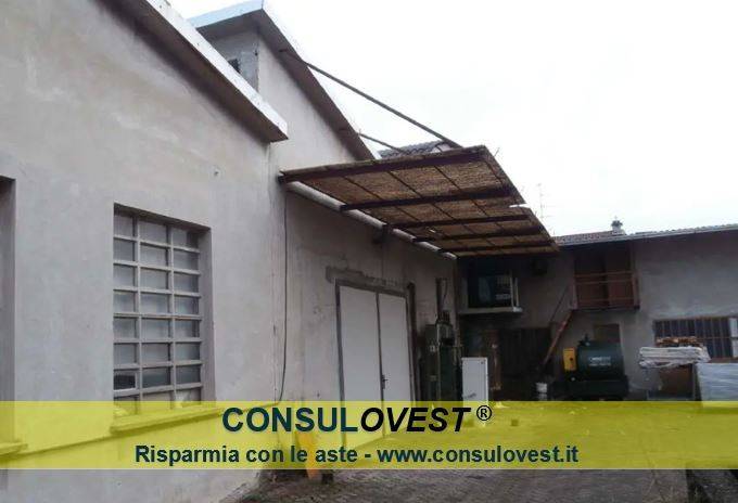 locale commerciale in vendita a Lonate Pozzolo in zona Sant'Antonino Ticino