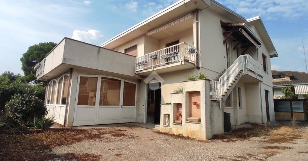casa indipendente in vendita a Lonate Pozzolo