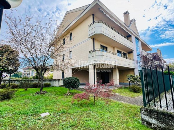 appartamento in vendita a Lonate Pozzolo in zona Tornavento
