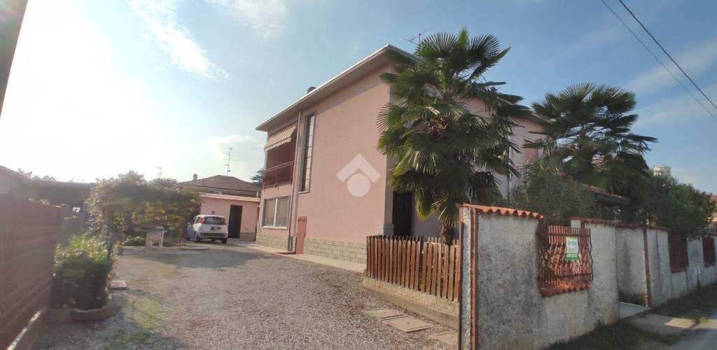 casa indipendente in vendita a Lonate Pozzolo in zona Tornavento