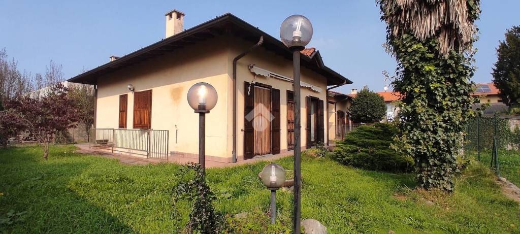casa indipendente in vendita a Lonate Pozzolo in zona Sant'Antonino Ticino