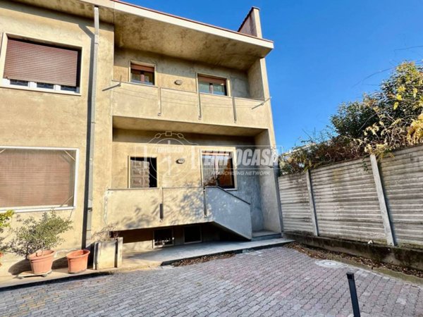 casa indipendente in vendita a Lonate Pozzolo