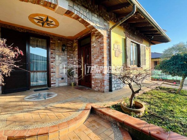 casa indipendente in vendita a Lonate Pozzolo