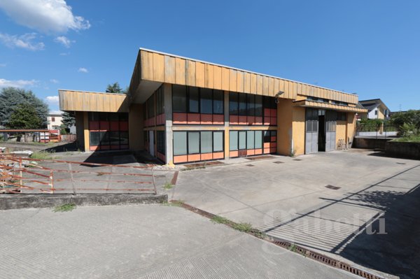locale di sgombero in vendita a Lonate Pozzolo