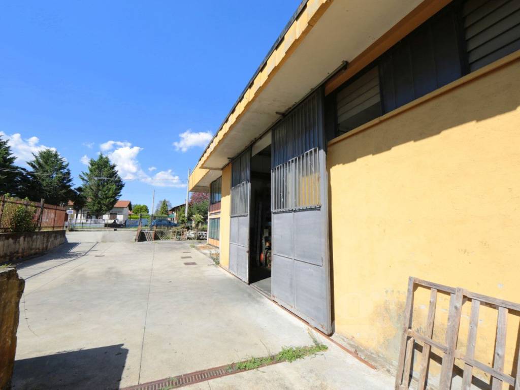 locale commerciale in vendita a Lonate Pozzolo