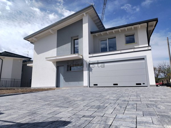 casa indipendente in vendita a Lonate Pozzolo