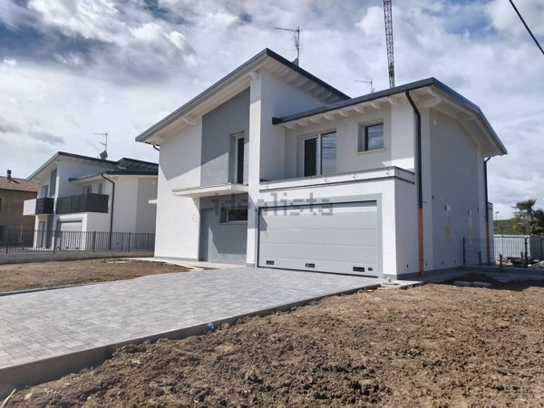 casa indipendente in vendita a Lonate Pozzolo