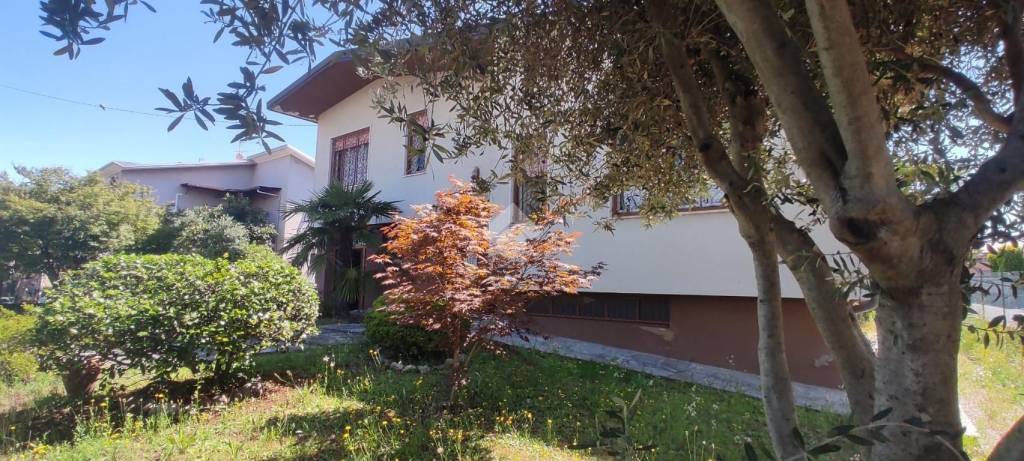 casa indipendente in vendita a Lonate Pozzolo in zona Sant'Antonino Ticino