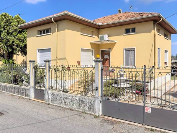 casa indipendente in vendita a Lonate Pozzolo