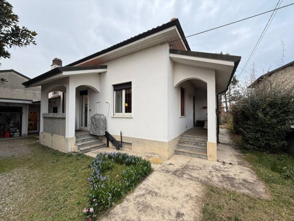 casa indipendente in vendita a Lonate Pozzolo in zona Sant'Antonino Ticino