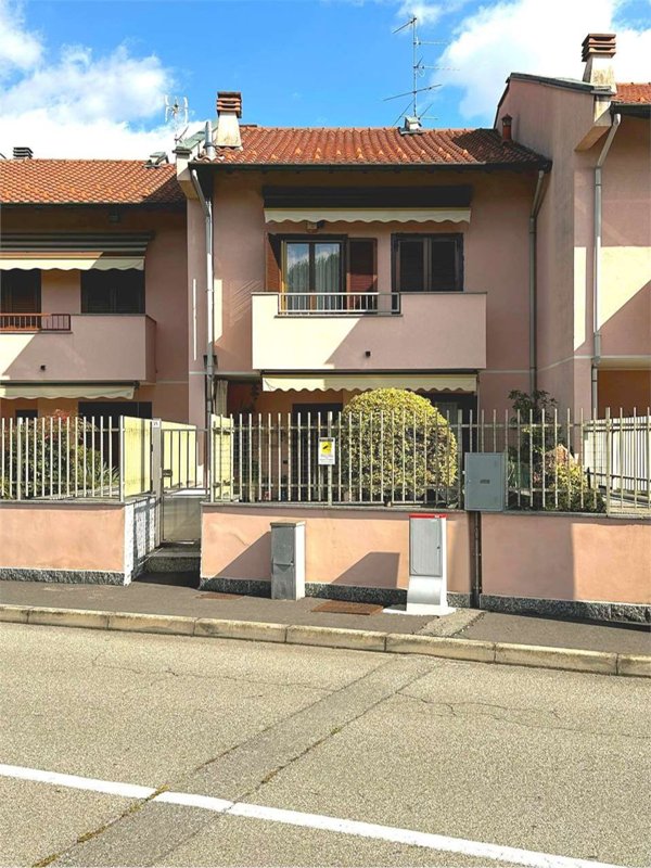casa indipendente in vendita a Lonate Pozzolo in zona Sant'Antonino Ticino