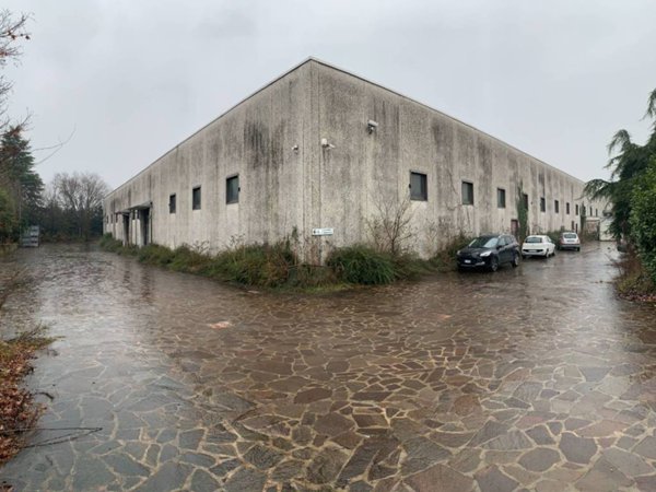 locale commerciale in vendita a Lonate Pozzolo in zona Sant'Antonino Ticino