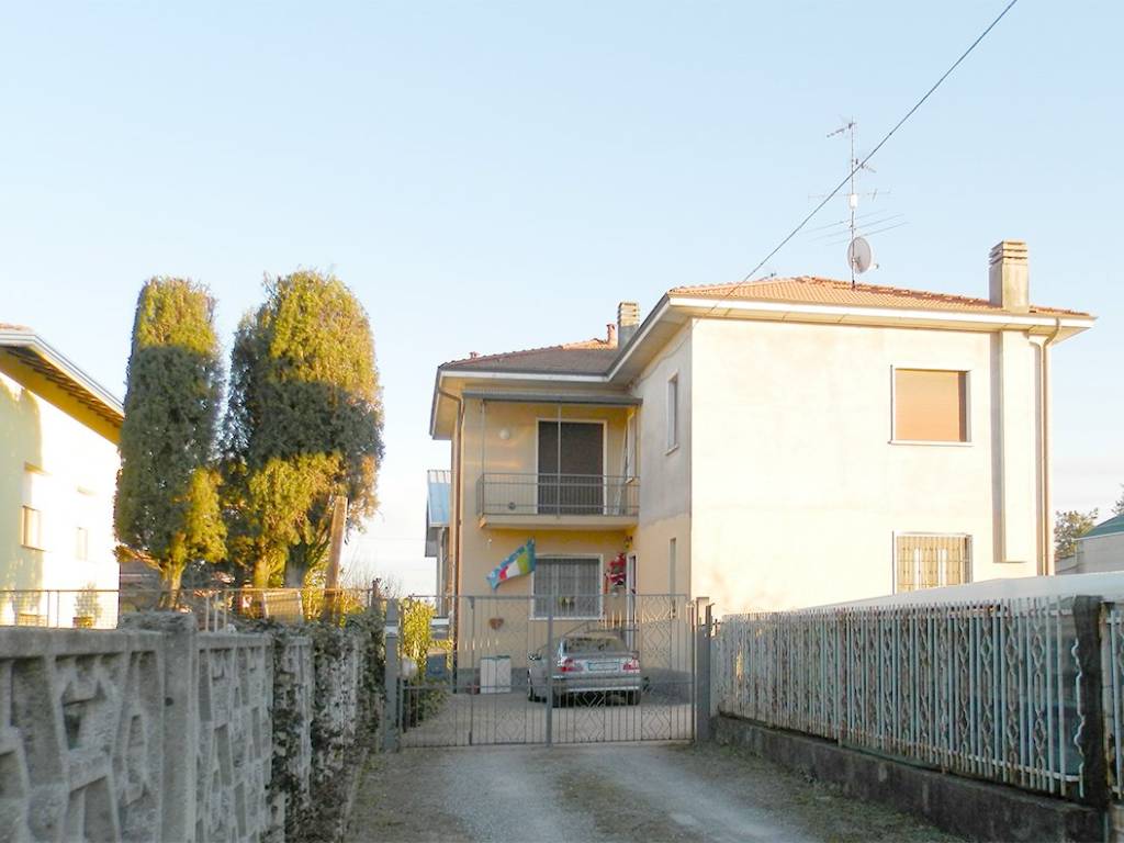 casa indipendente in vendita a Lonate Pozzolo in zona Sant'Antonino Ticino