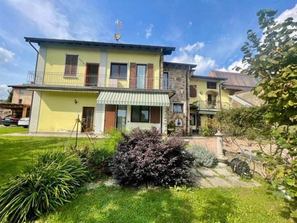 casa indipendente in vendita a Lozza