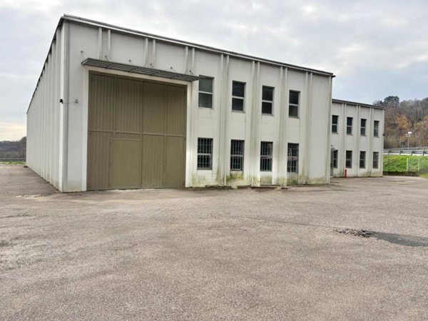 locale commerciale in vendita a Lozza