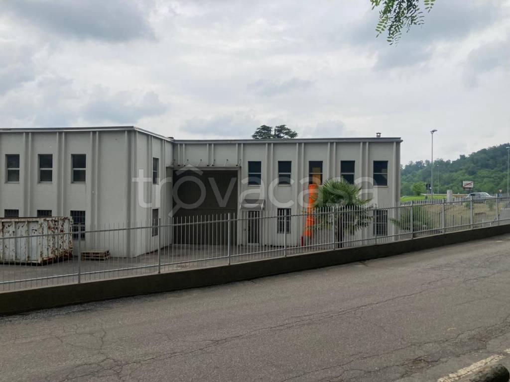 locale commerciale in vendita a Lozza