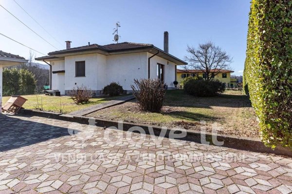 casa indipendente in vendita a Luino in zona Voldomino