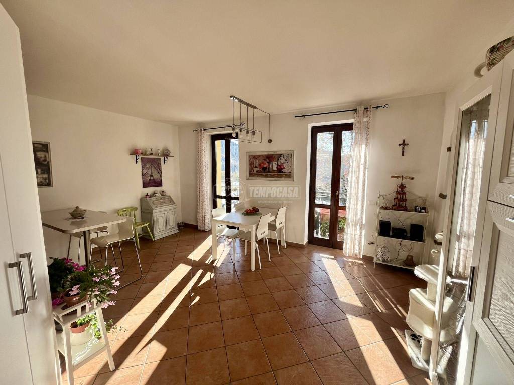 appartamento in vendita a Luino in zona Longhirolo