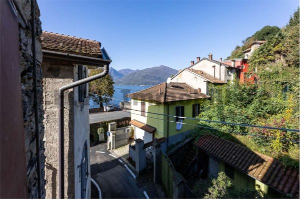 casa indipendente in vendita a Luino in zona Colmegna