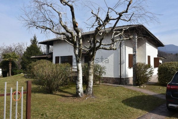 casa indipendente in vendita a Luino in zona Voldomino