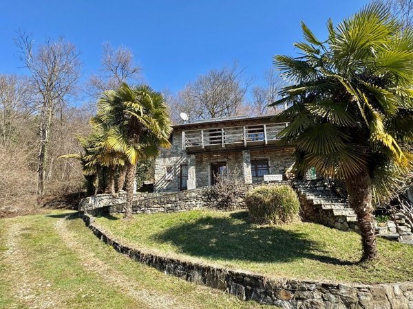 appartamento in vendita a Luino in zona Colmegna