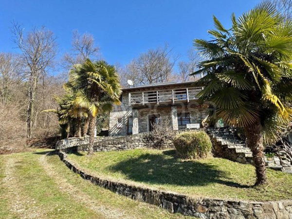appartamento in vendita a Luino in zona Colmegna