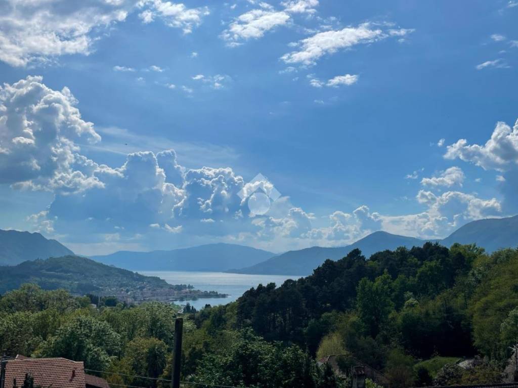 casa indipendente in vendita a Luino in zona Poppino