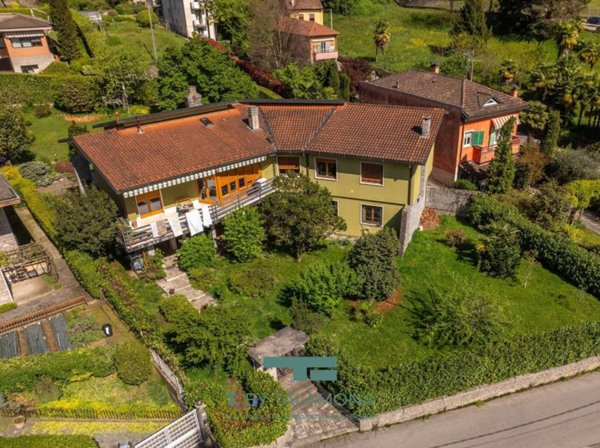 casa indipendente in vendita a Luino