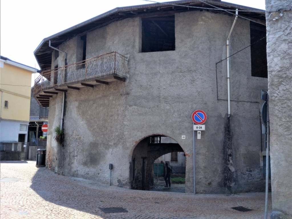 intera palazzina in vendita a Luino in zona Voldomino