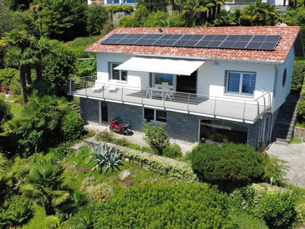 casa indipendente in vendita a Luino in zona Colmegna