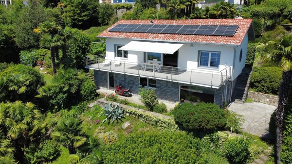 casa indipendente in vendita a Luino in zona Colmegna