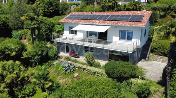 casa indipendente in vendita a Luino in zona Colmegna