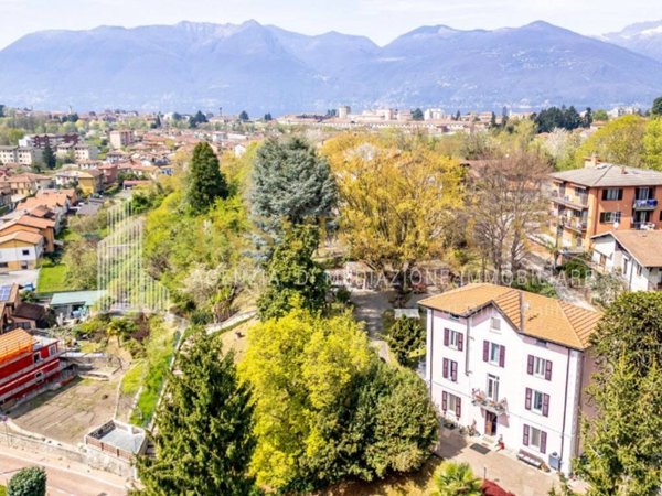 casa indipendente in vendita a Luino