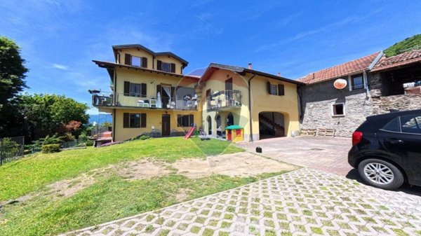 appartamento in vendita a Luino in zona Longhirolo