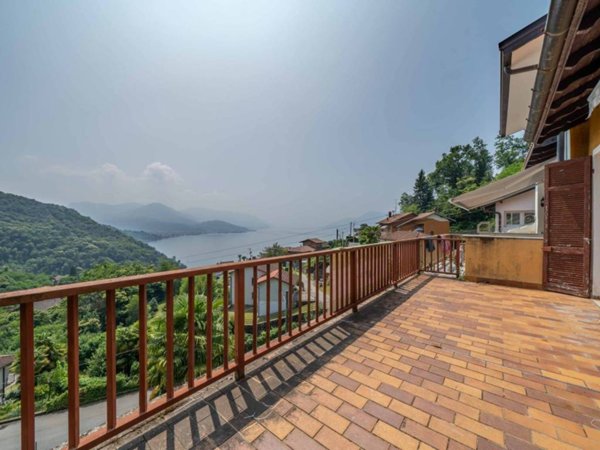 appartamento in vendita a Luino in zona Colmegna