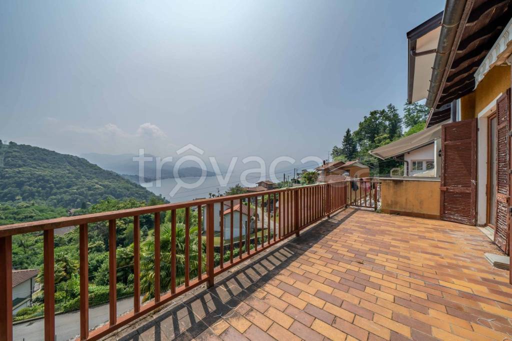 appartamento in vendita a Luino in zona Colmegna
