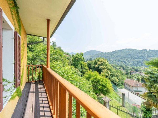 appartamento in vendita a Luino in zona Colmegna