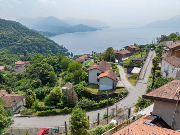 appartamento in vendita a Luino in zona Colmegna
