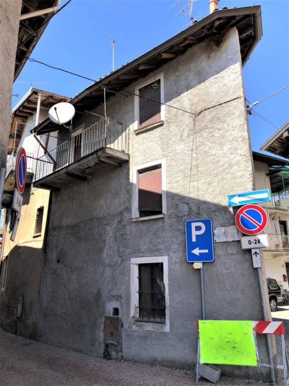 casa indipendente in vendita a Luino in zona Voldomino