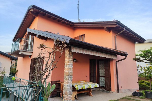 casa indipendente in vendita a Luino