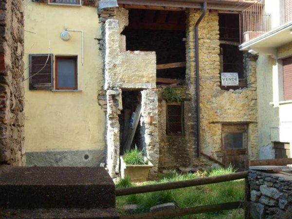 casa indipendente in vendita a Luino in zona Colmegna