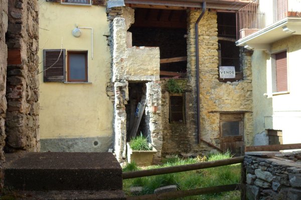 appartamento in vendita a Luino in zona Colmegna