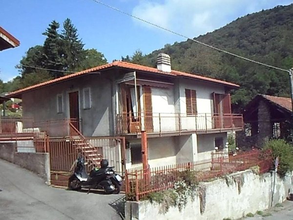 casa indipendente in vendita a Luino in zona Longhirolo