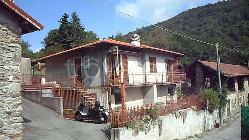 casa indipendente in vendita a Luino in zona Longhirolo