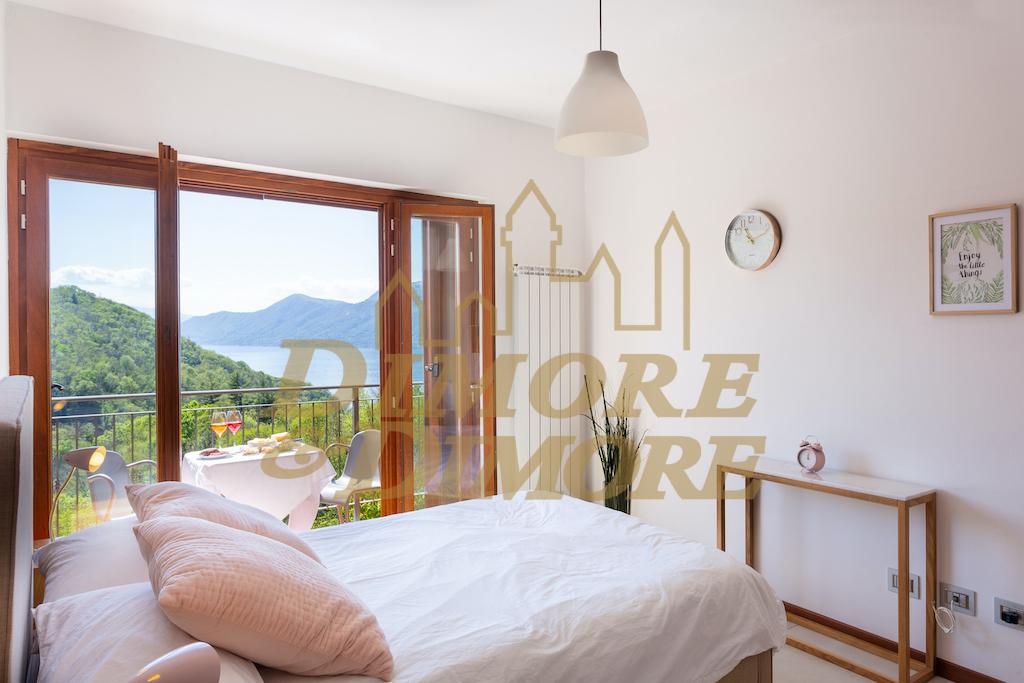 casa indipendente in vendita a Luino in zona Colmegna