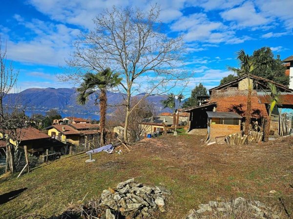 casa indipendente in vendita a Luino in zona Longhirolo